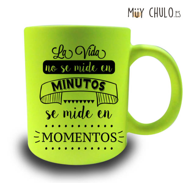 Para la gente que vive al día a día en Muy Chulo tenemos la Taza la vida no se vive en minutos. Porque la vida no se vive en minutos, se vive en momentos!